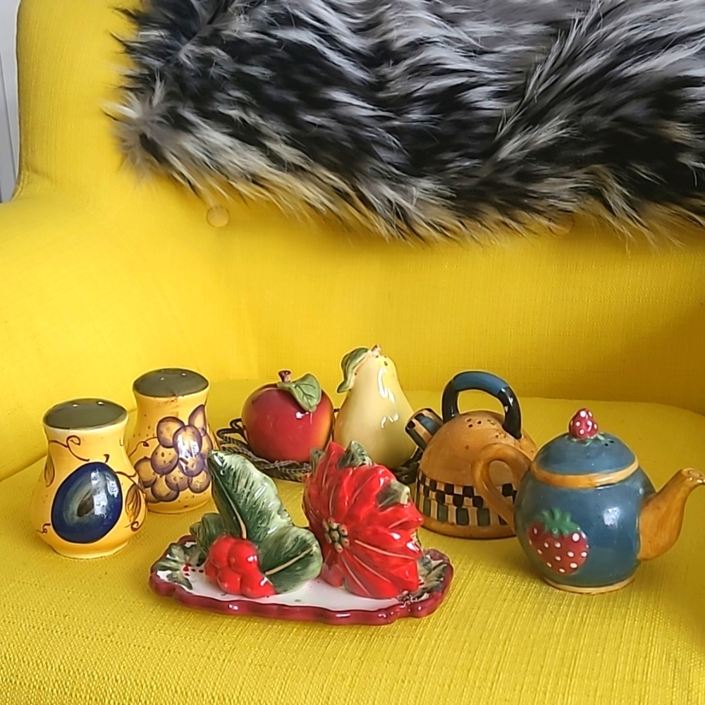 SALT AND PEPPER SHAKERS, SET OF 4, 2 WITH TRAY.